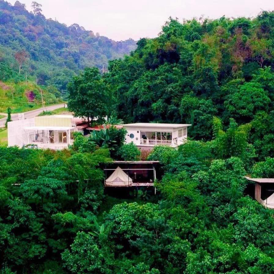 Tanoshi Glamping In Khao Sok Hotel Khao Sok National Park Exterior photo